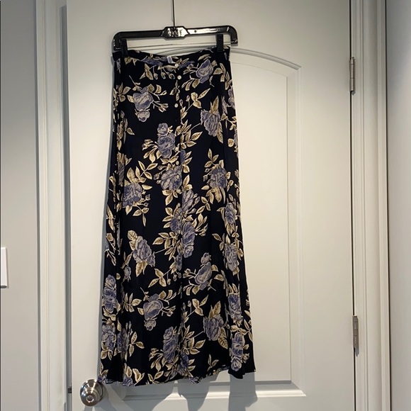 Long ladies skirt - Picture 2 of 4